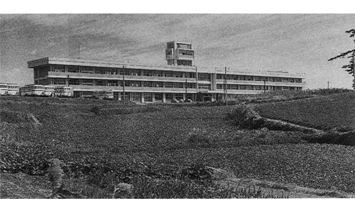 昭和39年（1964年）南生実町へ移転当時の校舎全景